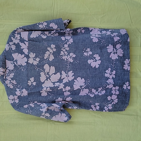 Men's Lightweight, Short Sleeved Chambray Floral Denim Button Down - Picture 5 of 7